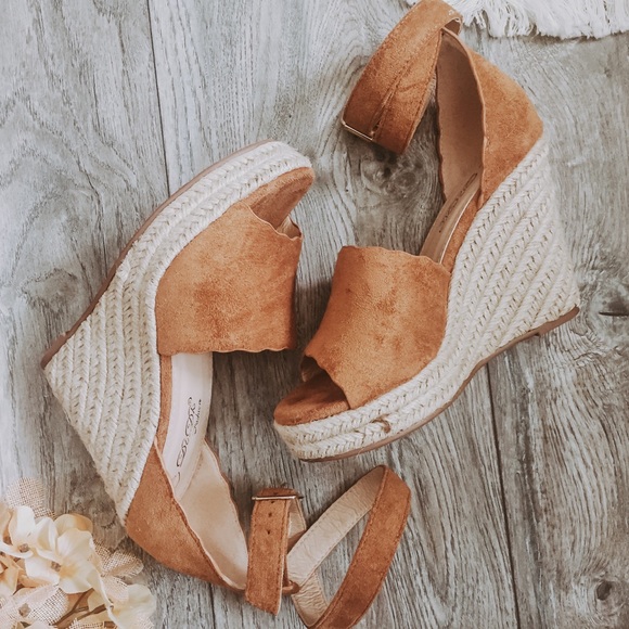 LAST ONE Scalloped Braided Wedge - Picture 3 of 3